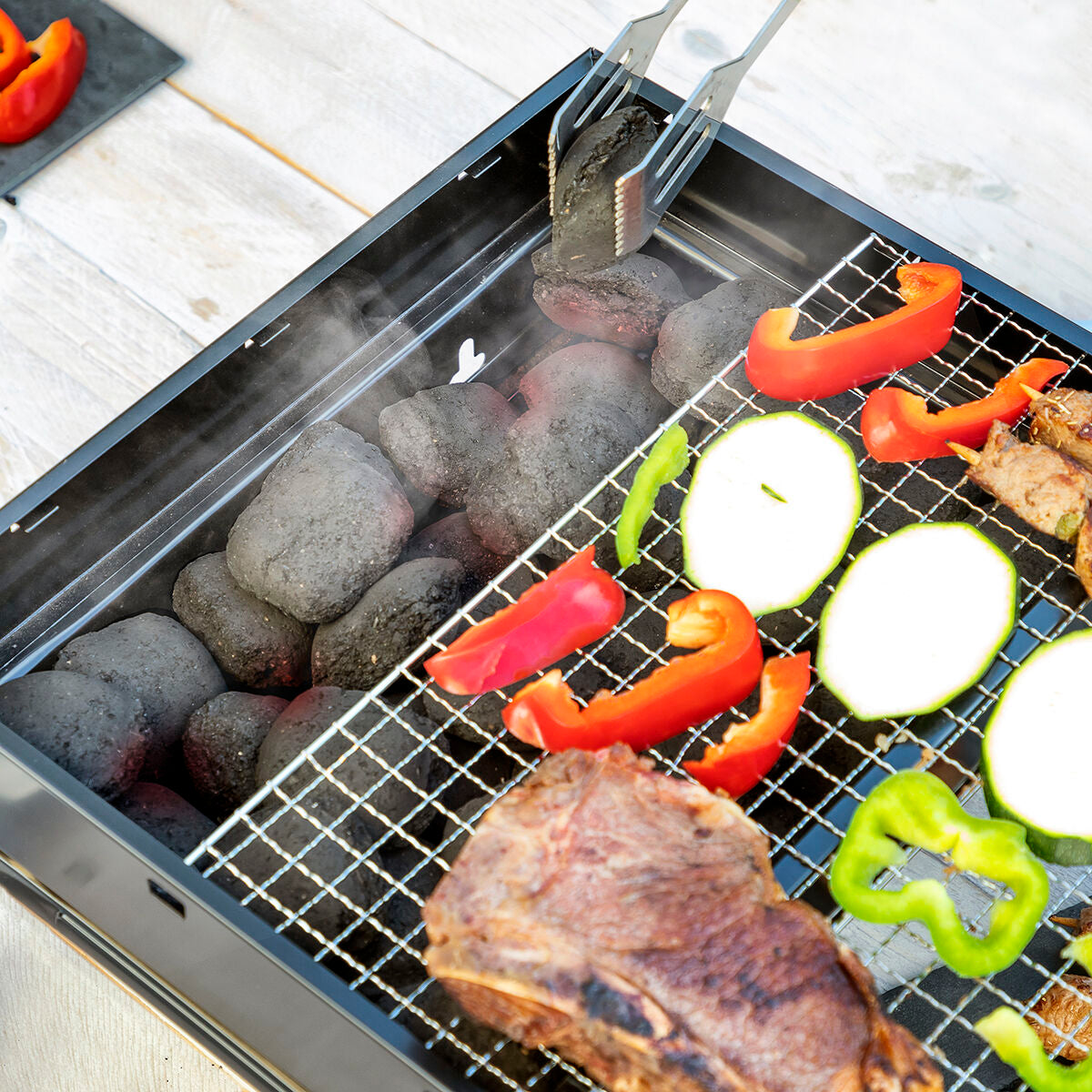 Faltbarer, tragbarer Grill zur Verwendung mit Holzkohle BearBQ InnovaGoods
